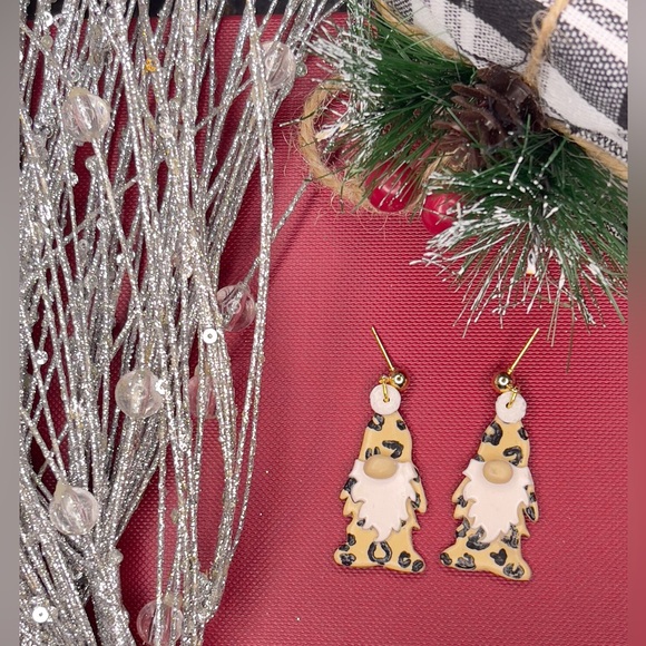 Christmas Gnome Divo Earrings w/ Gift Box - Picture 2 of 5